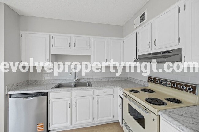 Building Photo - 2481 Chiswood St