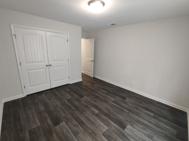 Building Photo - Move in Ready! Easy & Quick move-in process