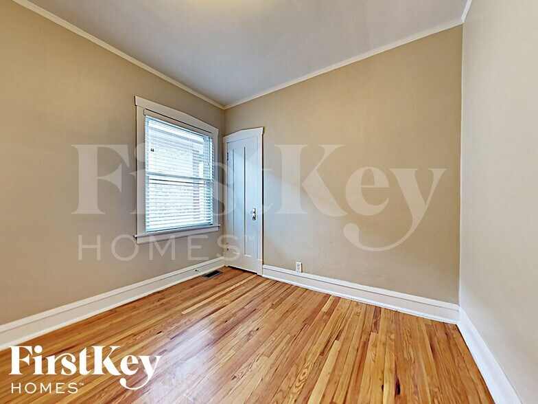 Building Photo - 5143 W Fletcher St