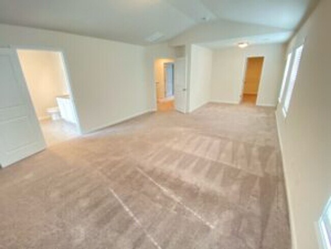 Building Photo - Like New in Longview!