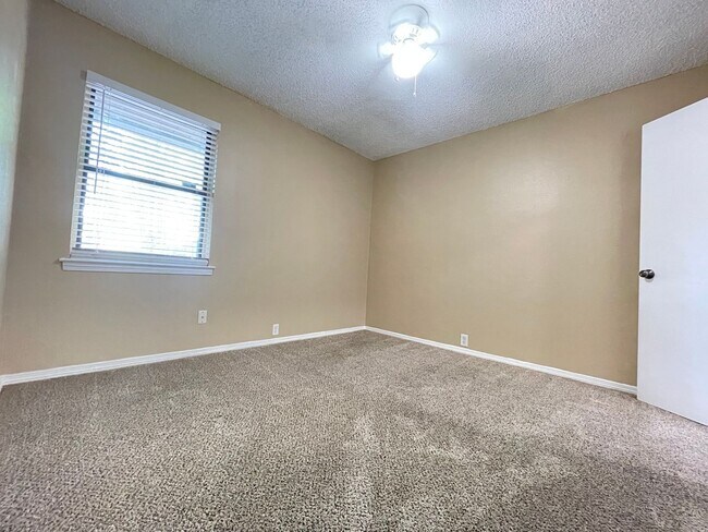 Building Photo - 3 Bedroom 2 Bath and 2 Car Garage