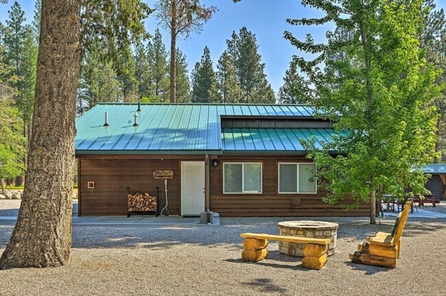 Building Photo - Gorgeous 2 Bed, 1.5 Bath Cabin Retreat on Big Creek