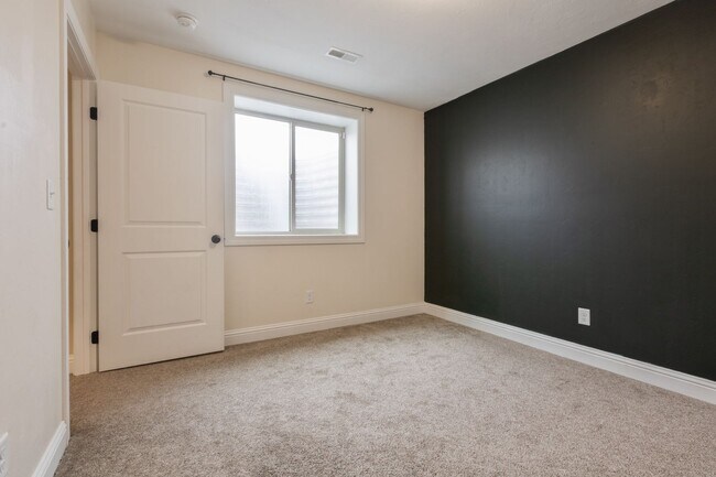 Building Photo - 5 Bed 3 Bath Home in Idaho Falls