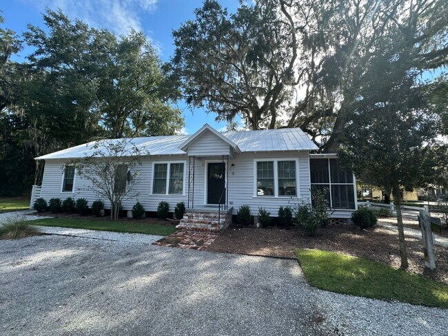 Building Photo - Low Country Cottage located in the Heart of Bluffton!
