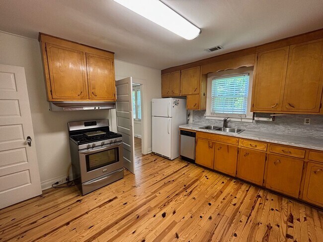 Building Photo - Charming 2 Bedroom 1 Bath House