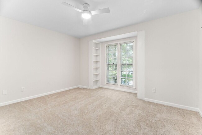 Building Photo - Stylish & Fully Updated 2-Bedroom Townhous...