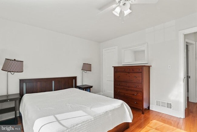 Building Photo - 510 E Nelson Ave