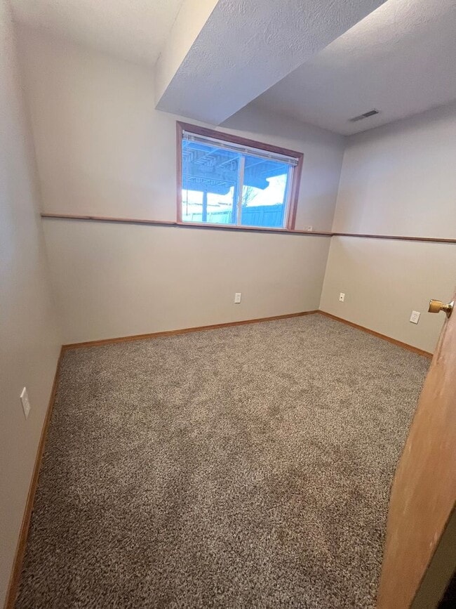 Building Photo - 5 Bed/2 Bath West Side Home!