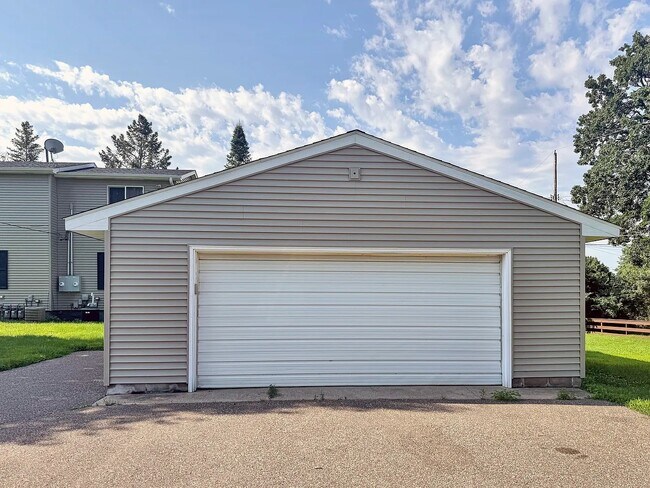 Building Photo - 465 3rd Ave