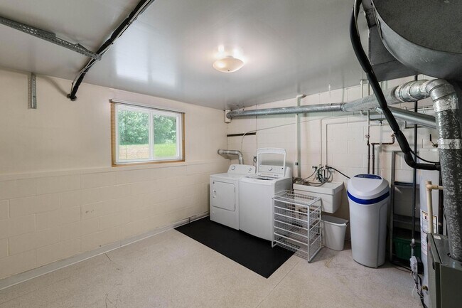 Building Photo - 304 Pondridge Cir