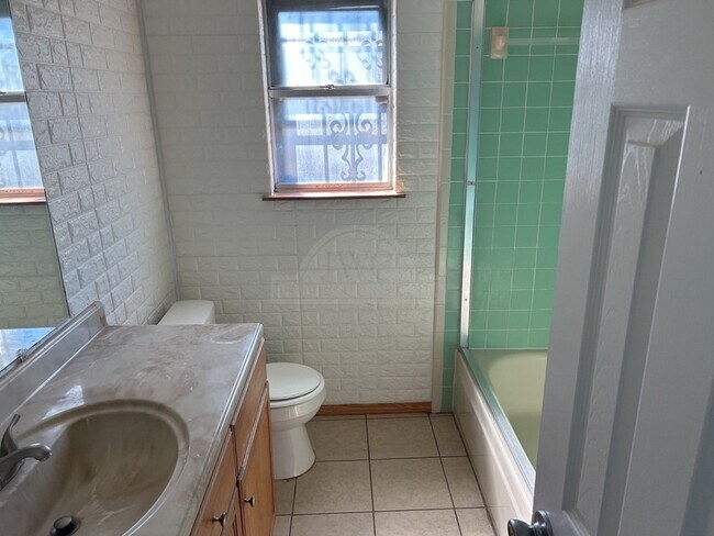 Building Photo - **2 weeks Free Rent***2310 Zinnia Court, K...