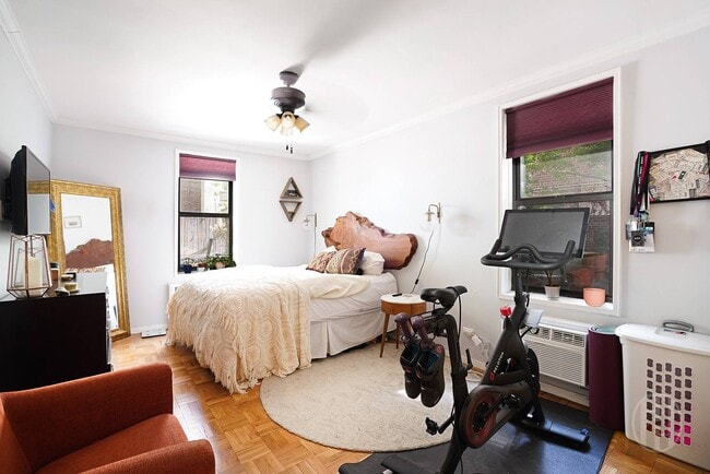 Building Photo - 211 E 18th St