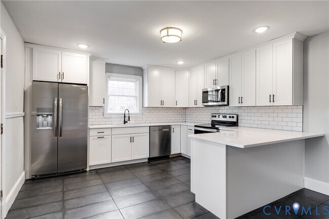 Building Photo - 1004 W 49th St