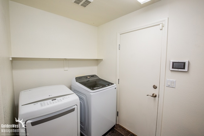 Building Photo - Spacious Home with Casita, Pool & Prime Las Vegas Location!