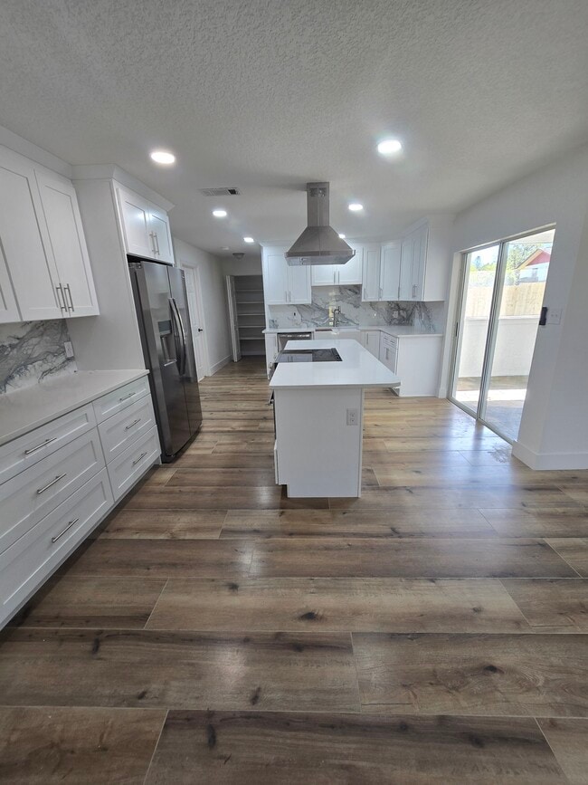 Building Photo - 383 Floral Dr