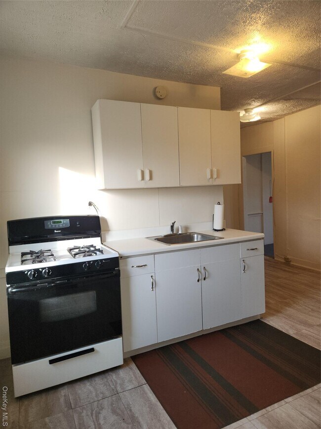 Building Photo - 5635-5639-5639 NY-82