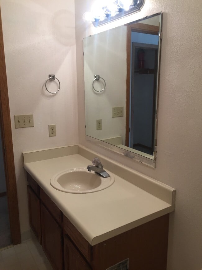 Building Photo - South Anchorage Beautiful and Spacious dow...