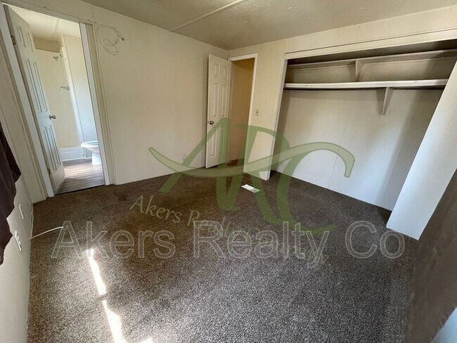 Building Photo - 965 S Blueridge Dr