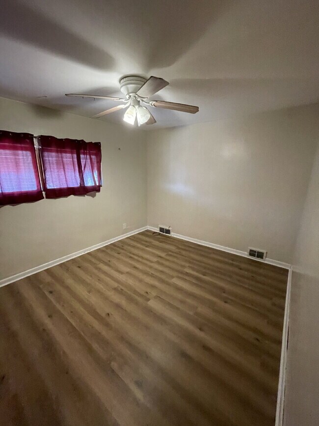 Building Photo - Spacious 3 bedroom with Off street parking!