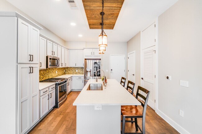 Building Photo - SouthEnd Luxury + Included Utilities (Gas,...
