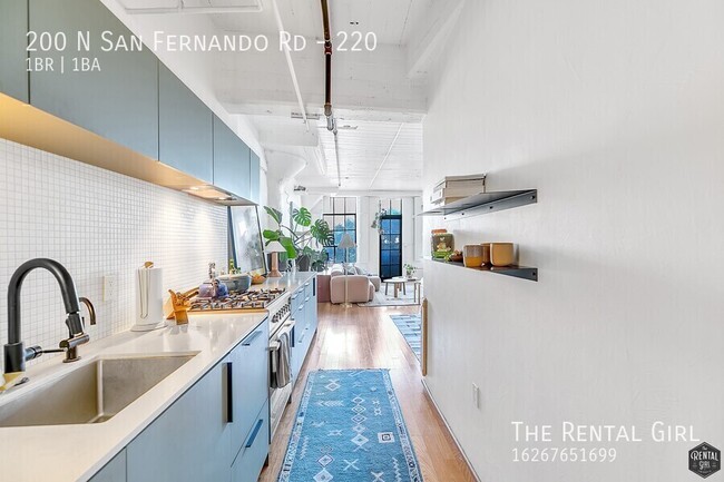 Building Photo - Stylish Lincoln Heights Loft | Private Bal...