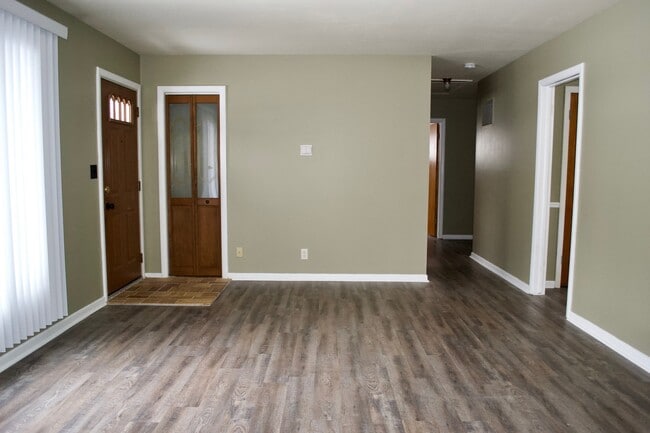 Building Photo - Three Bedroom Ranch in Northeast Grand Rapids