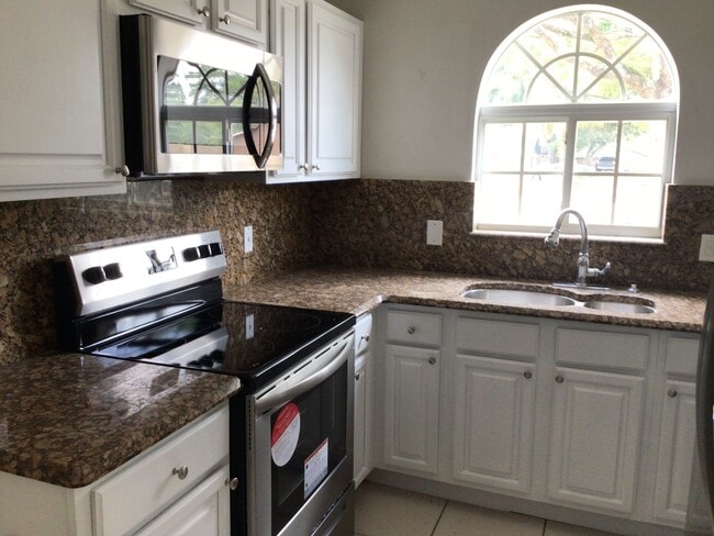 Building Photo - Magnolia Homes Town Home