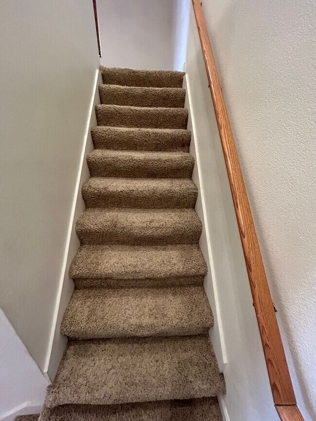 Building Photo - MOVE IN SPECIAL $500 OFF   4BD/2BA Duplex