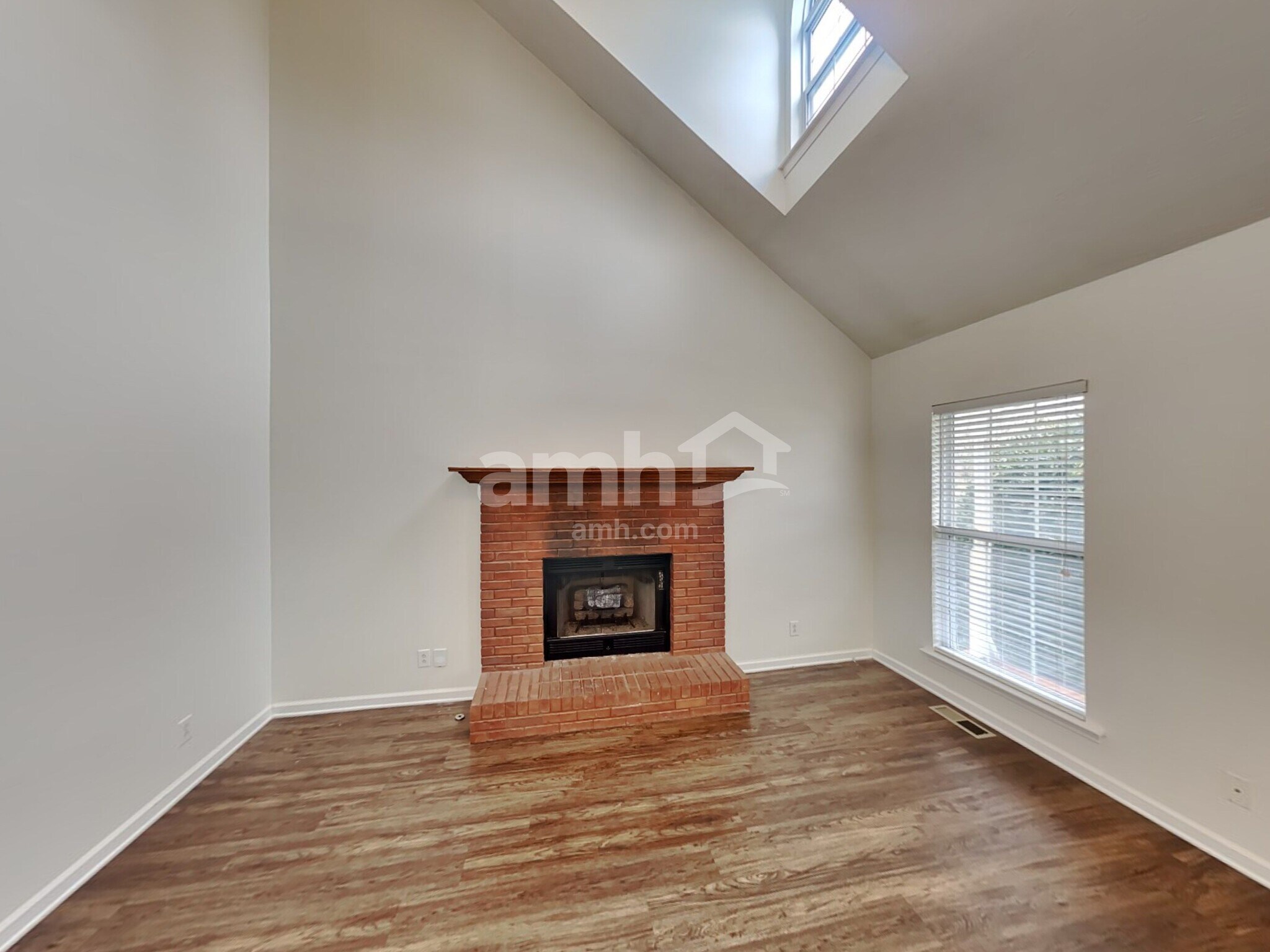 Building Photo - 204 Creekwood Dr