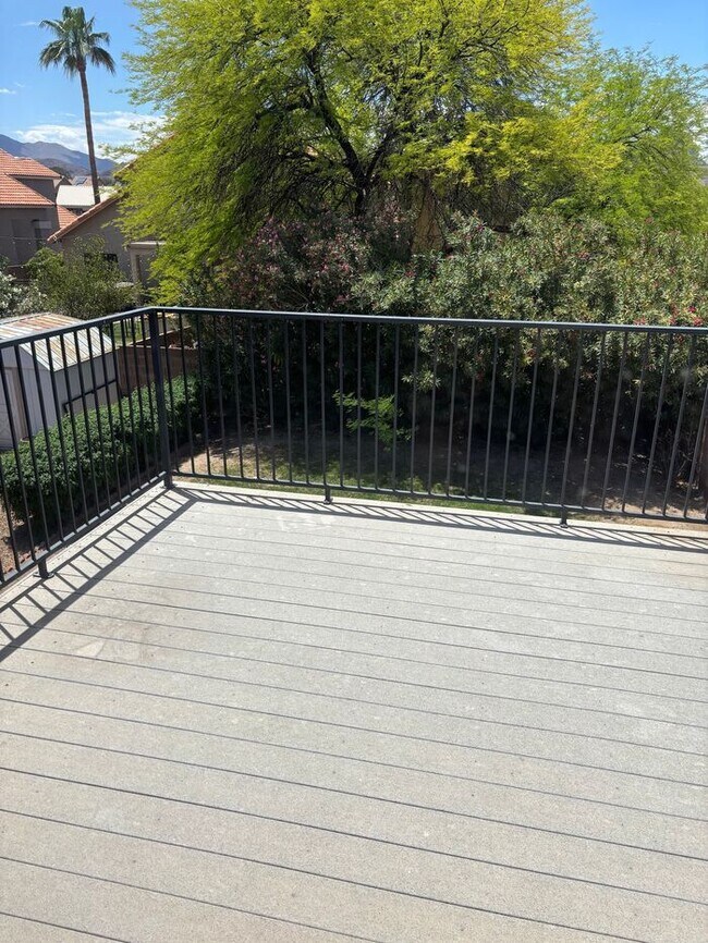 Building Photo - Charming house with 3 beds and 2 bath is n...