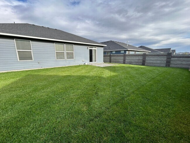 Building Photo - Charming 3-Bedroom, 2-Bath Home with Spaci...