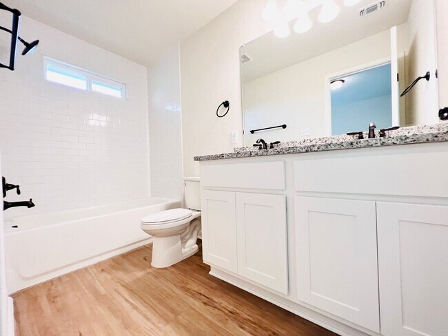 Building Photo - 10322 Lynwood Vlg