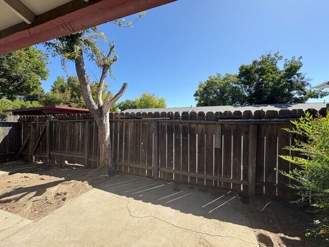 Building Photo - Cute 2 Bedroom Condo