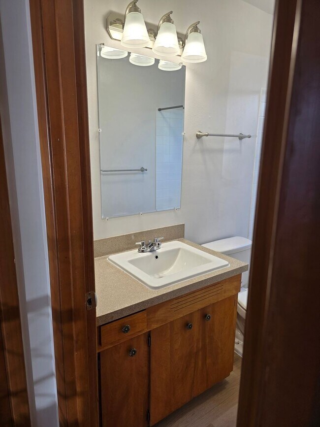 Building Photo - *!*!* Ground Floor Pet Friendly 1 Bedroom ...