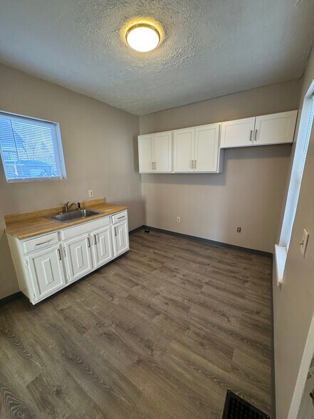 Building Photo - 404 N Chestnut Ave