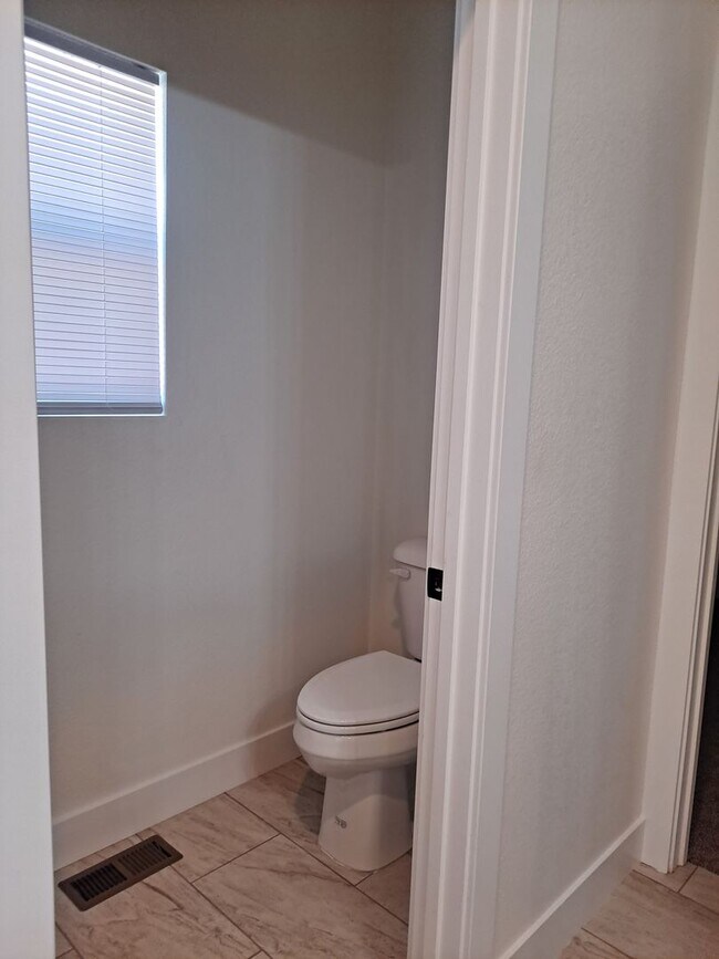 Building Photo - ALL PROSPECTIVE TENANTS MUST SUBMIT A $58 ...