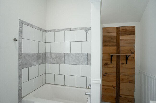 Building Photo - 410 3rd St