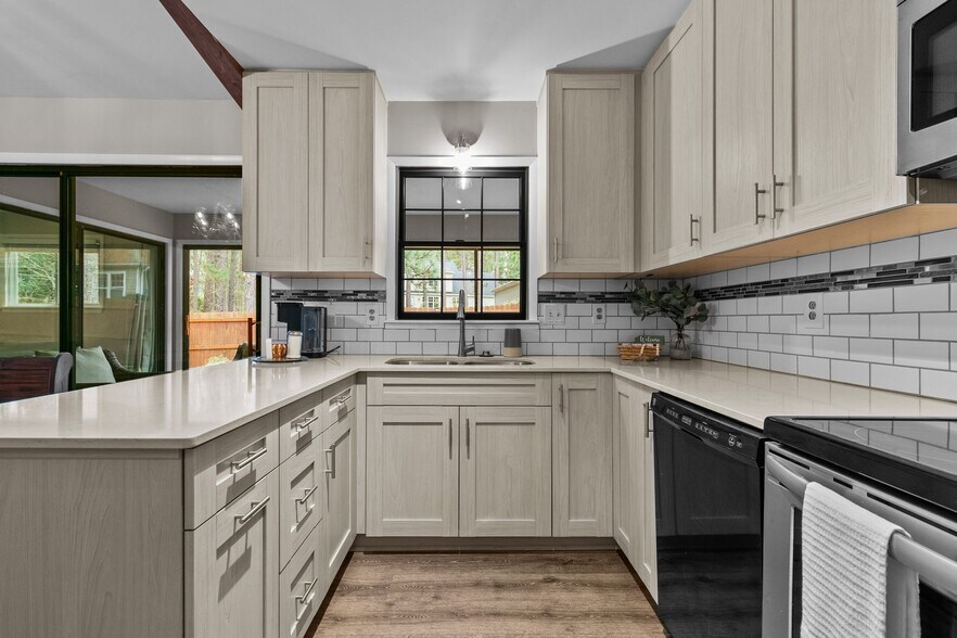 Building Photo - 1635 Longleaf Dr E