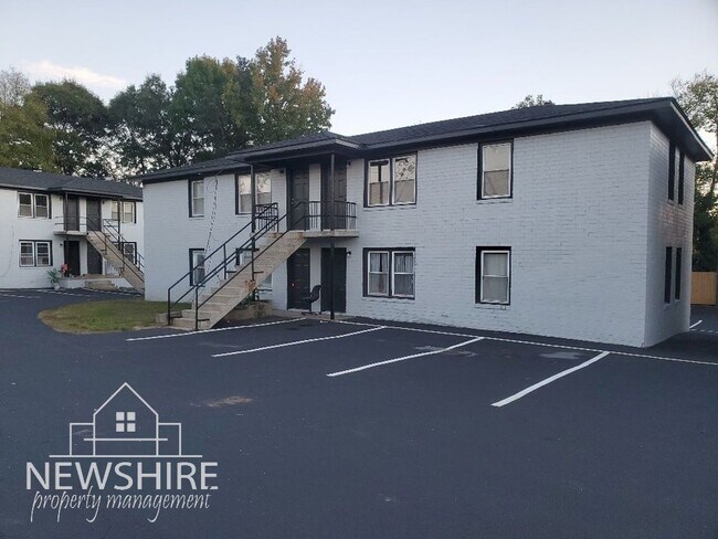 Building Photo - Hampton Avenue Apartments — Comfortable Greenville Living Close to Everything