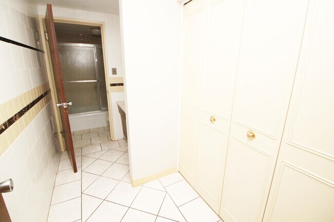 Interior Photo - QUEENSBURY APARTMENTS -- 062