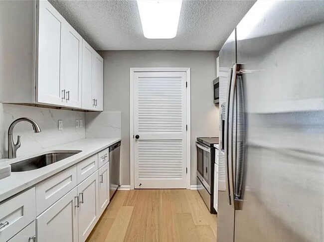 Building Photo - Get $1000 OFF Luxury Renovated 1BR!!! — Move in by 02/07