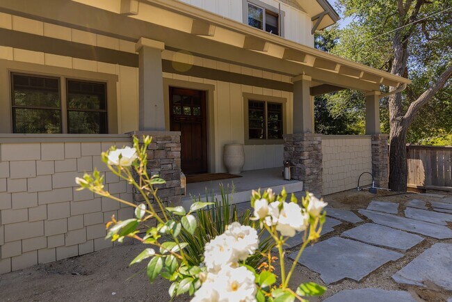 Building Photo - Private Creek Rd Paradise