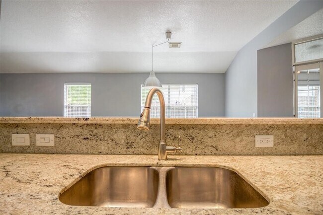 Building Photo - 21222 Somerset Park Ln