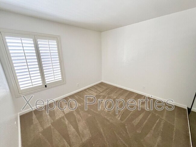 Building Photo - 479 Bradshaw E Ln