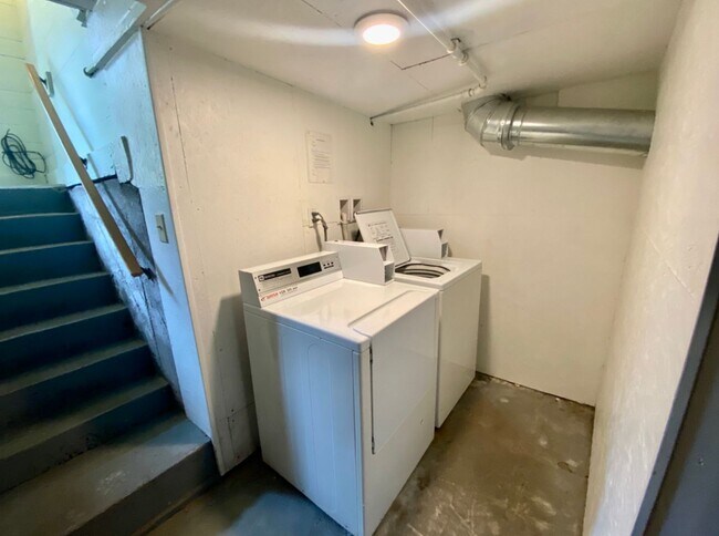 Building Photo - 2 Bed, 1 Bath Upstairs Unit in Heritage Hill – Private Entry & Prime Location