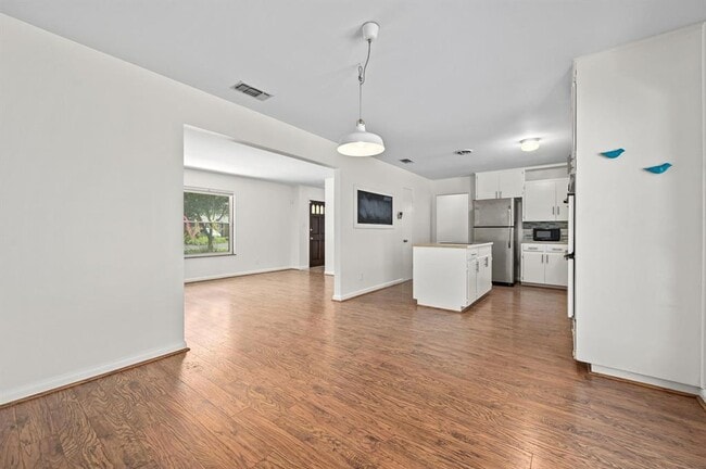Building Photo - 1607 Glencrest Dr