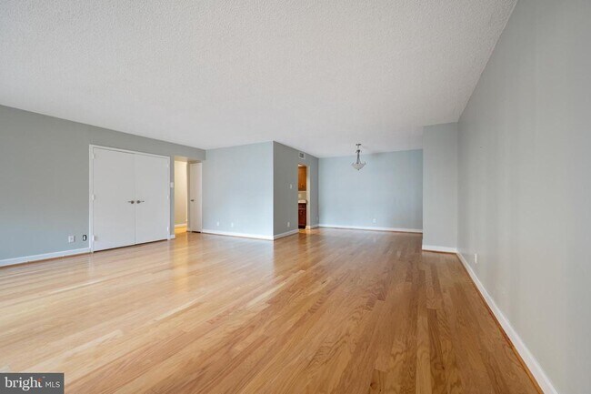 Building Photo - 3800 Fairfax Dr