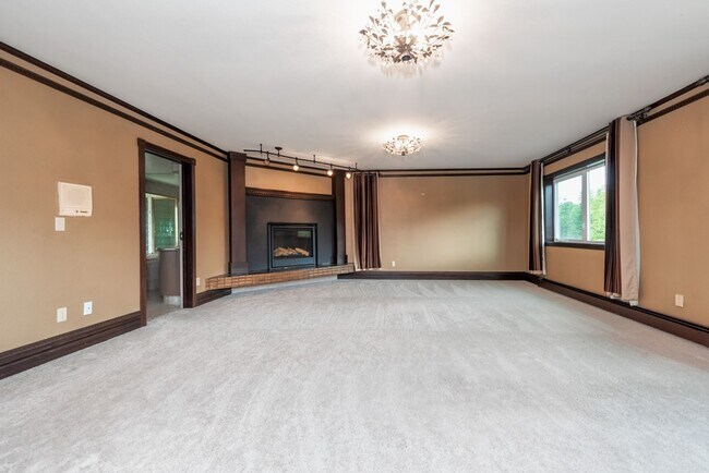 Building Photo - 11071 Mountain Lake Dr