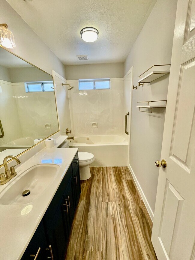 Building Photo - Updated and Pet Friendly Three Bedroom Home