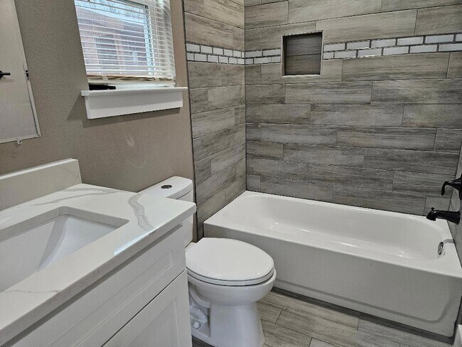 Building Photo - 305 Anderson St